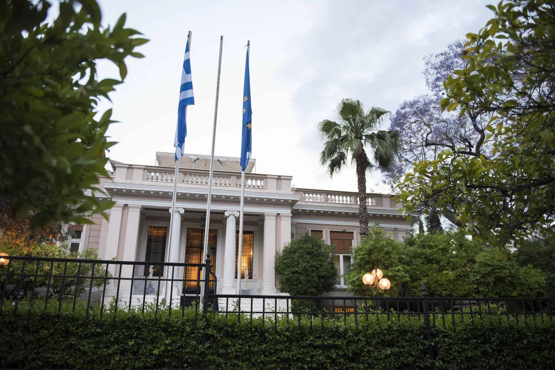 Συναντήσεις του πρωθυπουργού εν αναμονή του ταξιδιού του στην Τουρκία.
